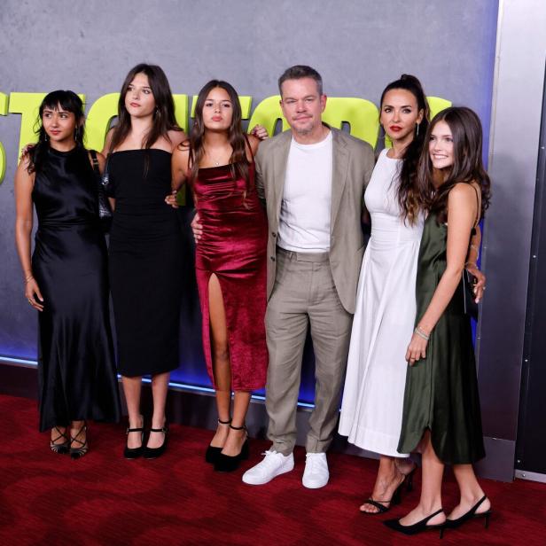 Matt Damon posiert mit seiner Frau und seinen Töchtern auf dem roten Teppich.