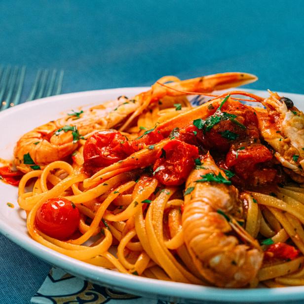 Pasta mit Gambas und Tomatensoße auf einem Teller.