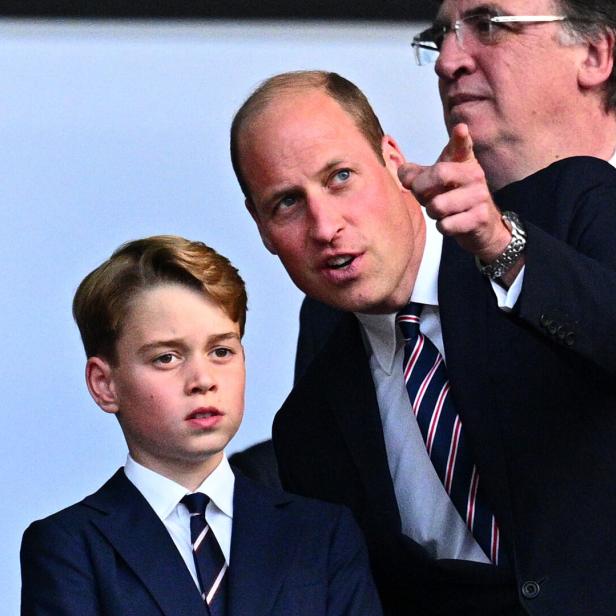 Prinz George und Prinz William schauen einem Ereignis zu.