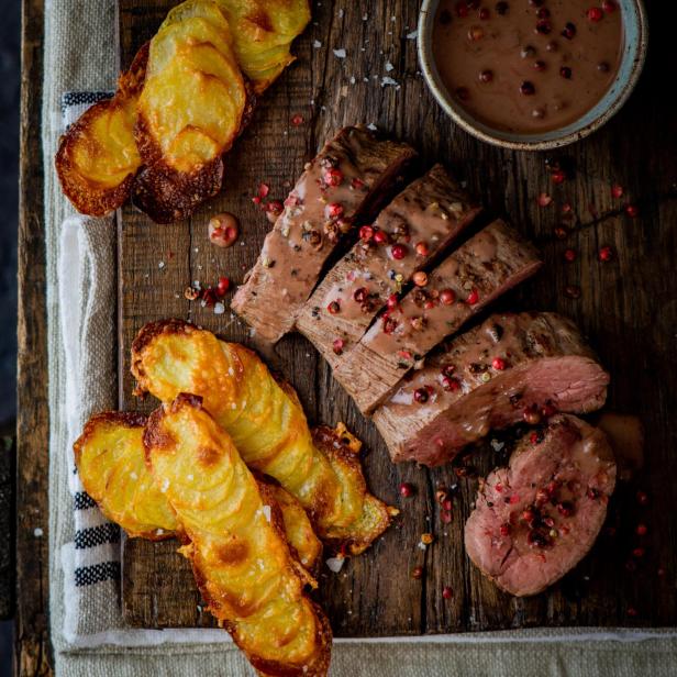 Rinderfilet mit Pfeffer-Madeira-Sauce und Knusper-Kartoffeln.