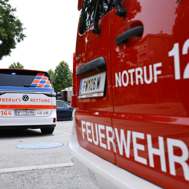 Rückseite eines Feuerwehrautos, im Hintergrund ein Fahrzeug der Wiener Berufsrettung.