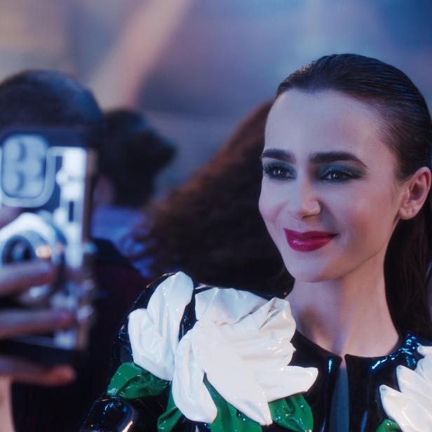 Szene aus der Netflix-Serie „Emily in Paris“: Emily macht ein Selfie von sich.