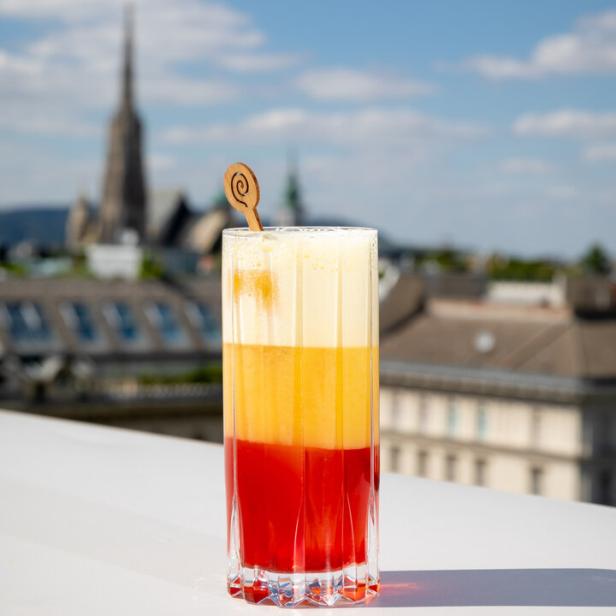 Ein Cocktail namens „Chamomile Sunset“ in der Rooftop Bar des The Ritz-Carlton.