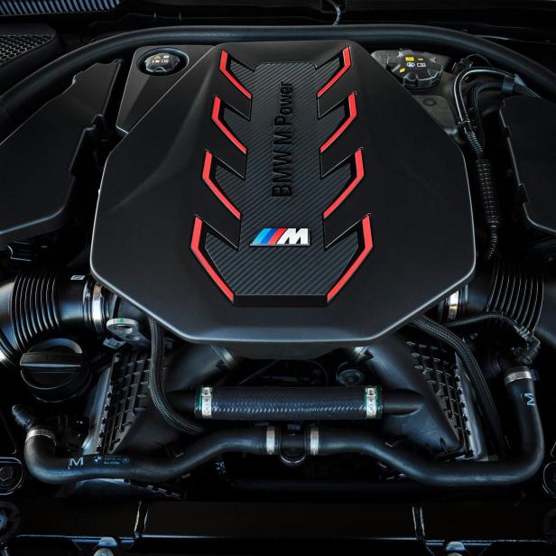 Der Motorraum eines BMW M5 mit der Aufschrift „BMW M Power“.