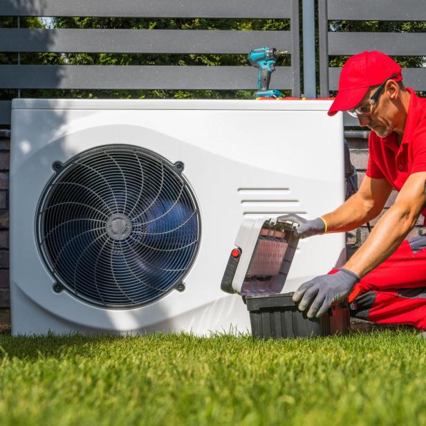 Symbolbild: Wartung einer Wärmepumpe