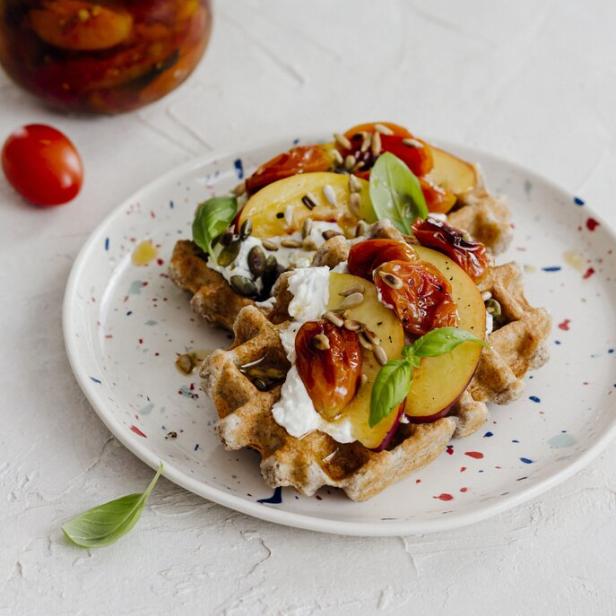 Pikante Waffeln mit Burrata, Pfirsichen und Tomaten.