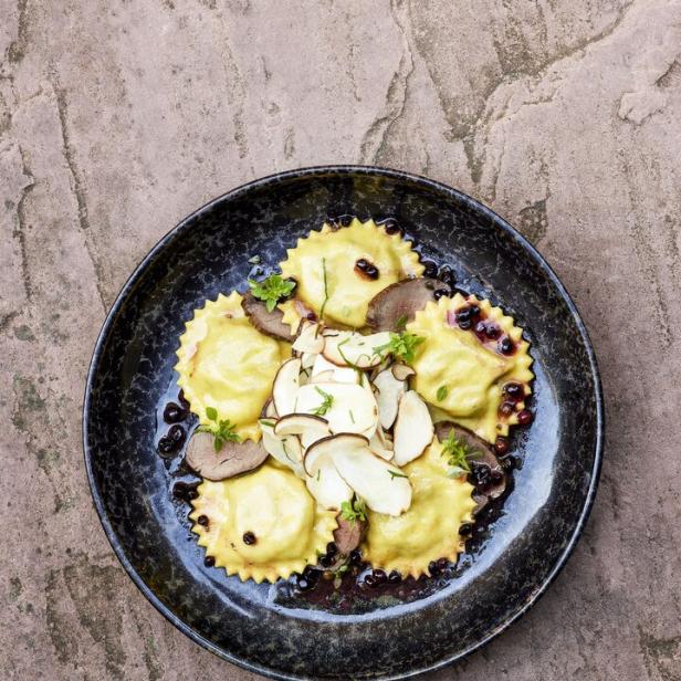 Ravioli mit Spinat, Wildschwein und Steinpilzen.