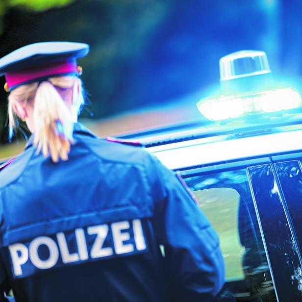 Polizistin vor Polizeiauto