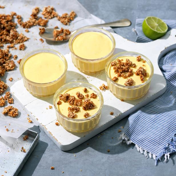 Mango-Mousse mit Sesam-Cashew-Krokant.