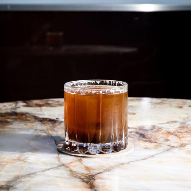 Ein Cocktail steht auf einem Marmortisch im Ritz-Carlton.