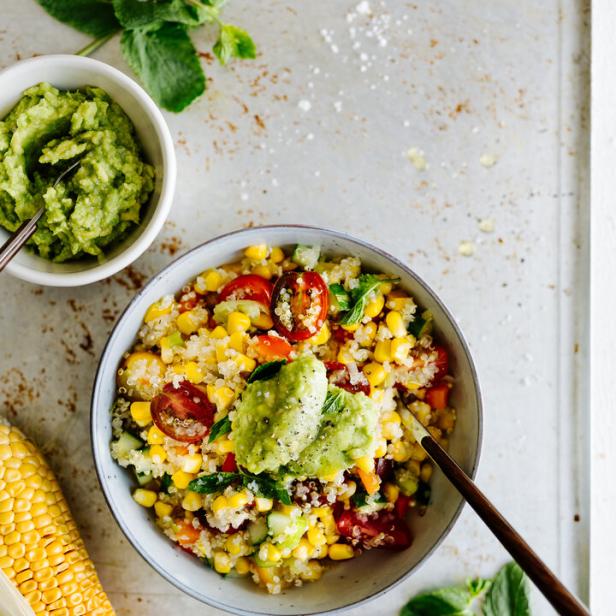 Mexikanischer Salat mit Zuckermais und Avocadocreme.