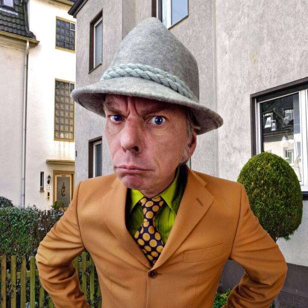 Ein verärgerter Nachbar im Garten eines Mehrparteienhauses.