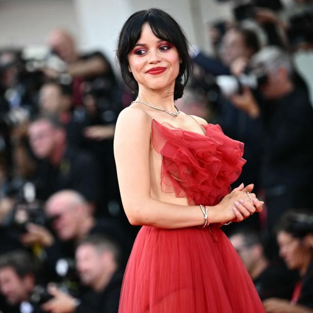 Jenna Ortega in einem roten Kleid in Venedig.
