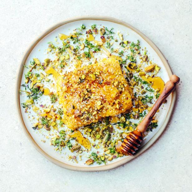 Gebratener Feta mit Honig, Rosmarin und Thymian.