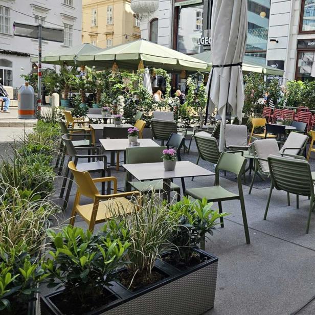 Einladende Außenbestuhlung des Restaurants Renzo’s am Lugeck.