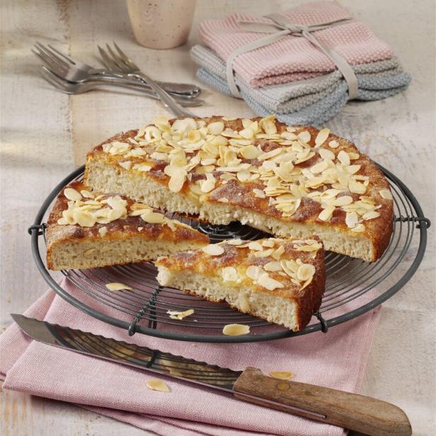 Butterkuchen mit Mandelblättchen.