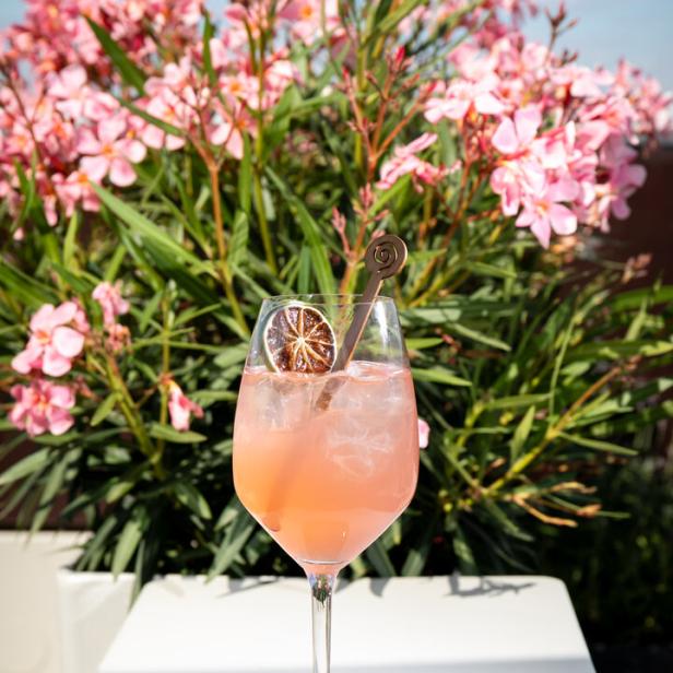 Cocktail aus der The Ritz-Carlton Rooftop Bar: Aphrodise Gin Fizz.
