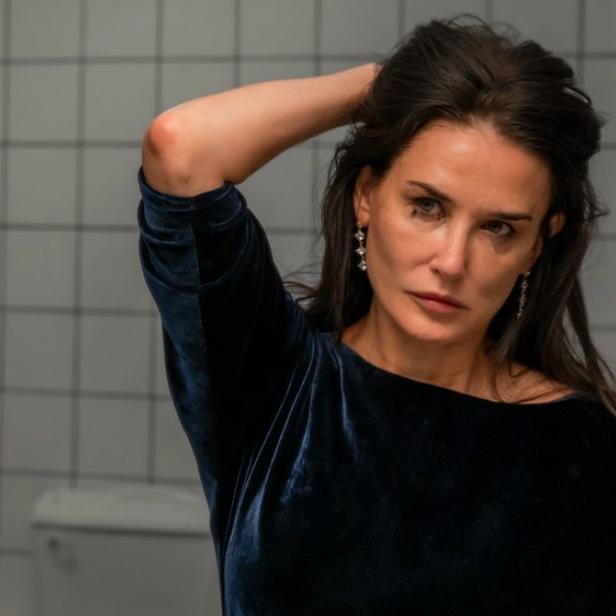 Neuer Film Substance: Schauspielerin Demi Moore steht tränenverschmiert vor einem Spiegel.