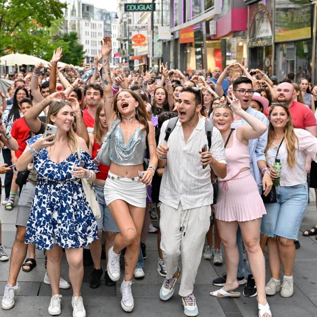 Swifties ziehen nach der Konzertabsage von Taylor Swift durch Wien.