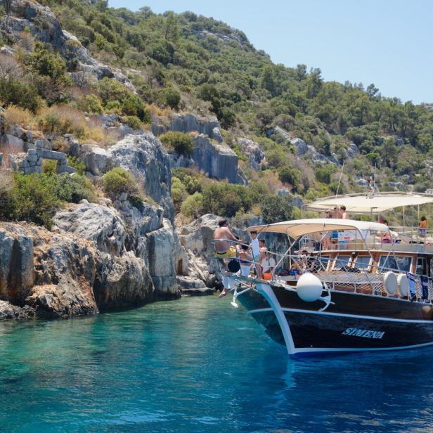Boot fährt zur versunkenen Stadt auf der Insel Kekova in der Türkei.