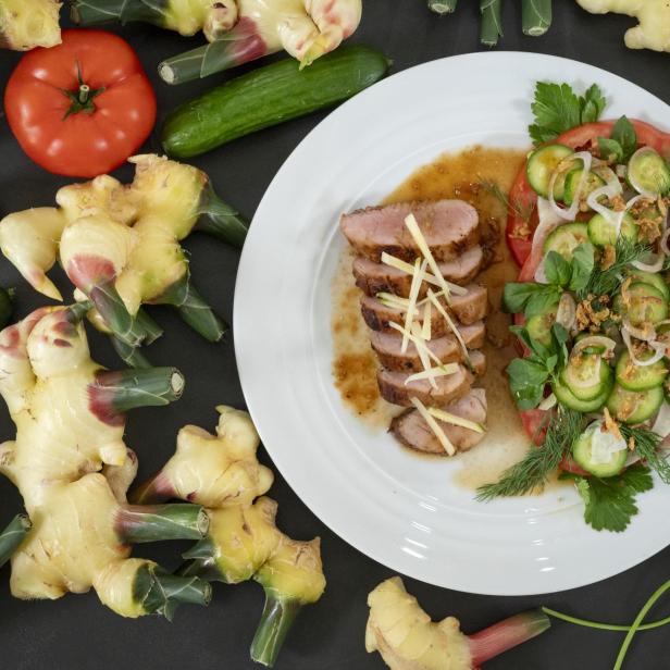 Gartenfrisch aus dem Kochsalon: Honig-Ingwer-Schwein mit vietnamesischem Paradeisersalat