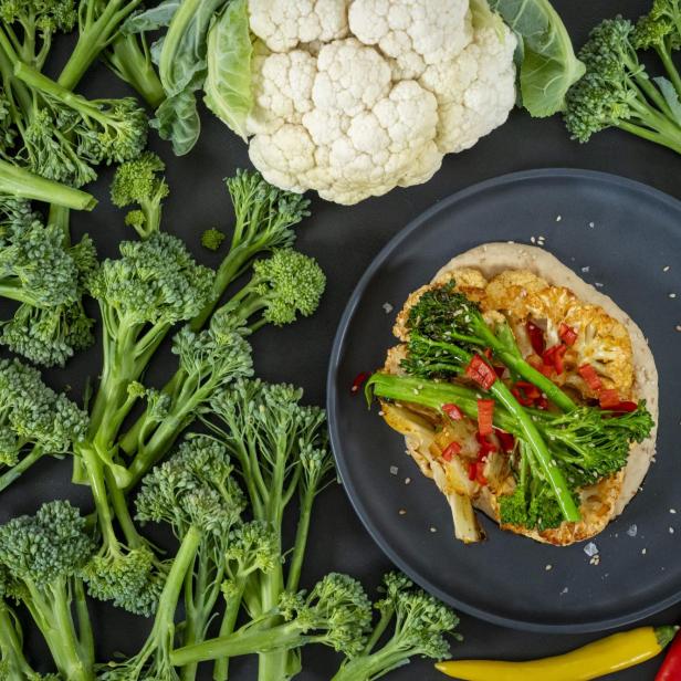 Gartenfrisch aus dem Kochsalon: Karfiolsteak mit Bohnenhummus und Stangenbrokkoli
