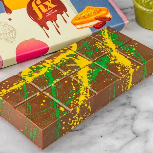 Eine Tafel „Fix Dessert Chocolatier“-Schokolade mit gelben und grünen Farbspritzern.