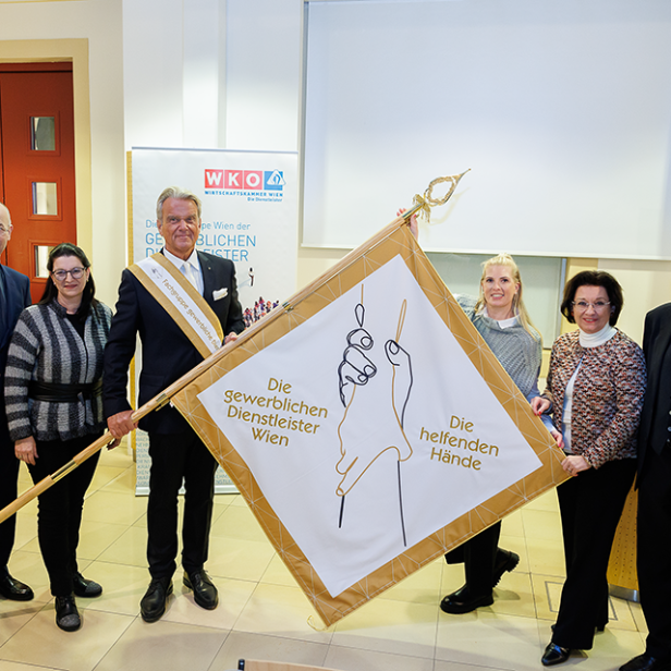 Die neue Fahne ist das äußere Symbol für die geeinte Vielfalt der Gewerblichen Dienstleister.