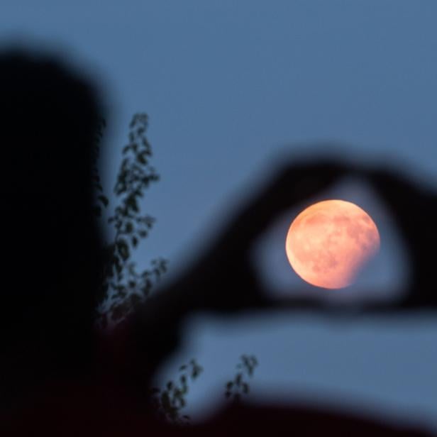Mondfinsternisse sind zu sehen, wenn die Erde zwischen Sonne und Mond steht