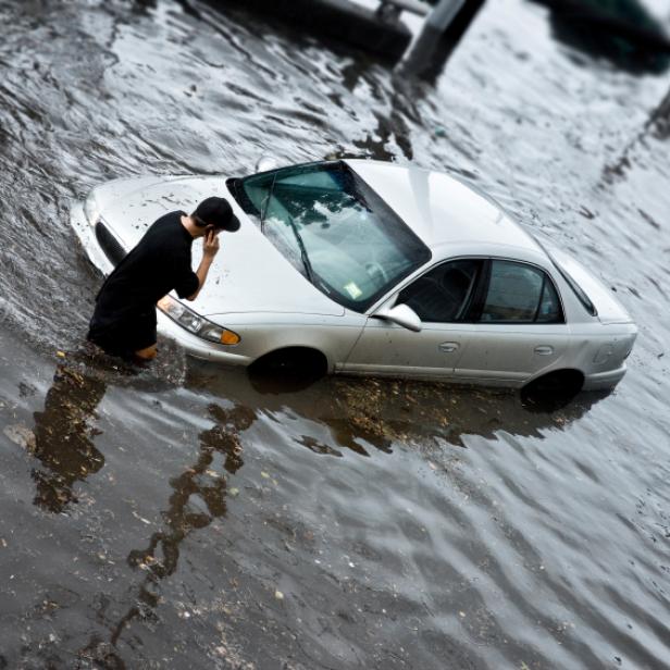 Auto im oder unter Wasser: Darf man noch starten oder nicht?