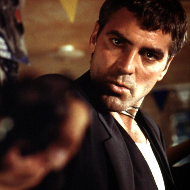 George Clooney in einem dunklen Anzug.