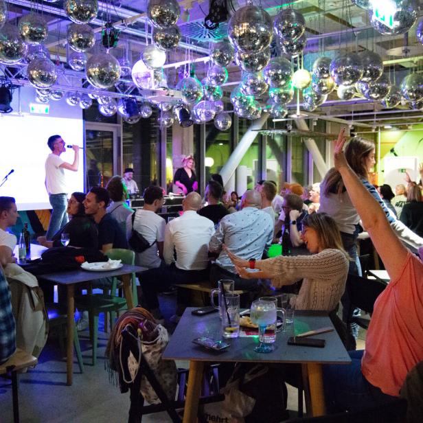 Karaoke-Abend bei Jo&Joe in Wien mit Publikum und einem Sänger auf der Bühne.