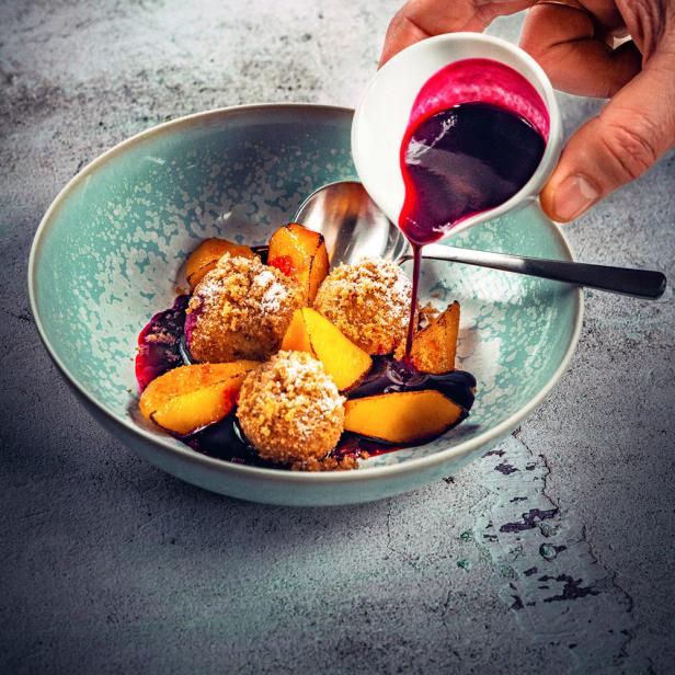 Kartoffelknödel mit Quitte und Holunderjus.