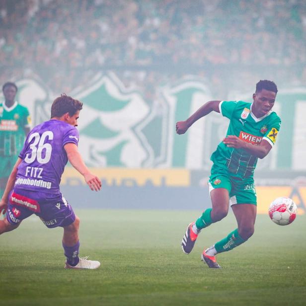 Beinahe vergessen: Vor dem Skandal boten Rapid und die Austria ein starkes Derby, der überragende Sangare (r.) führte die Grünen an die Spitze