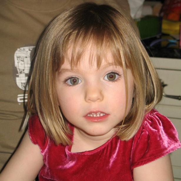 Maddie McCann mit rotem Samtkleid und blonden Haaren