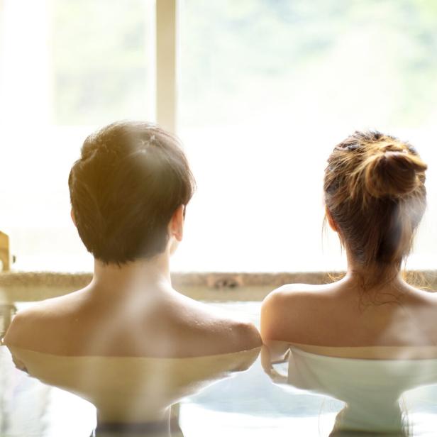 Paar in heißem Wasser beim Wellnessurlaub