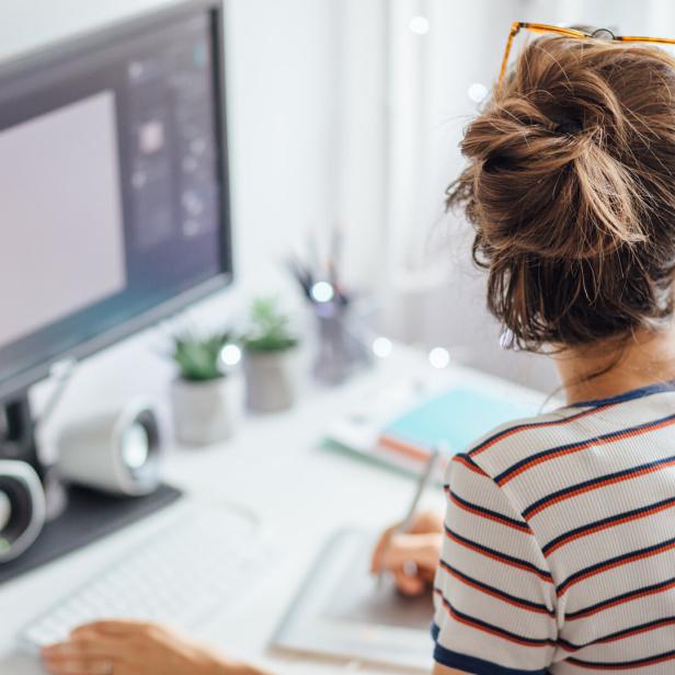 Frau am Arbeitsplatz