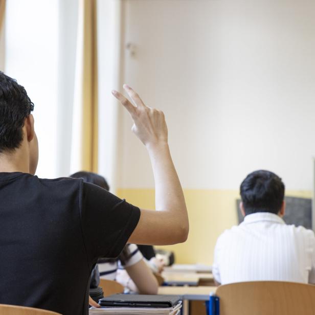 Schüler und eine Lehrerin in einer Schulklasse.