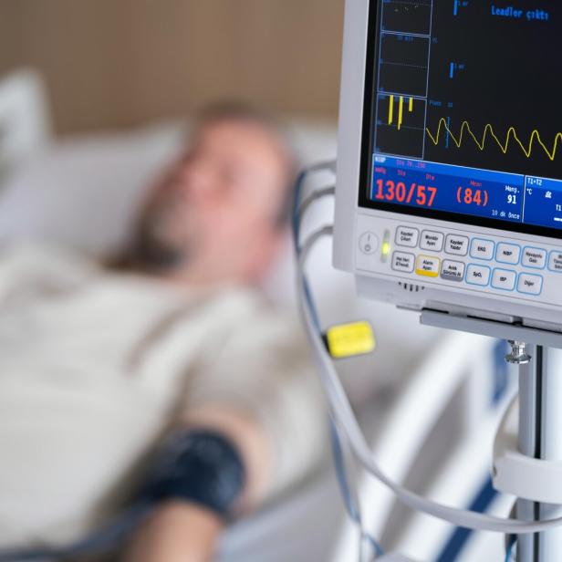 Ein Patient wird im Aufwachraum überwacht.
