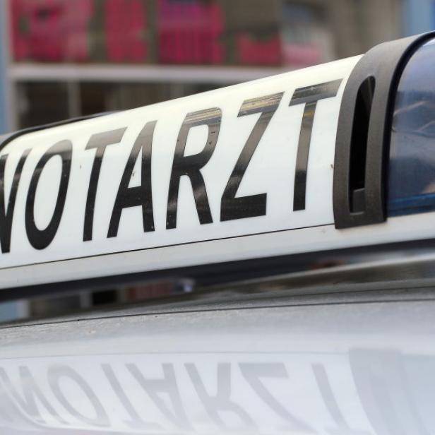 Das Blaulicht und der Schriftzug „Notarzt“ auf einem Einsatzfahrzeug.