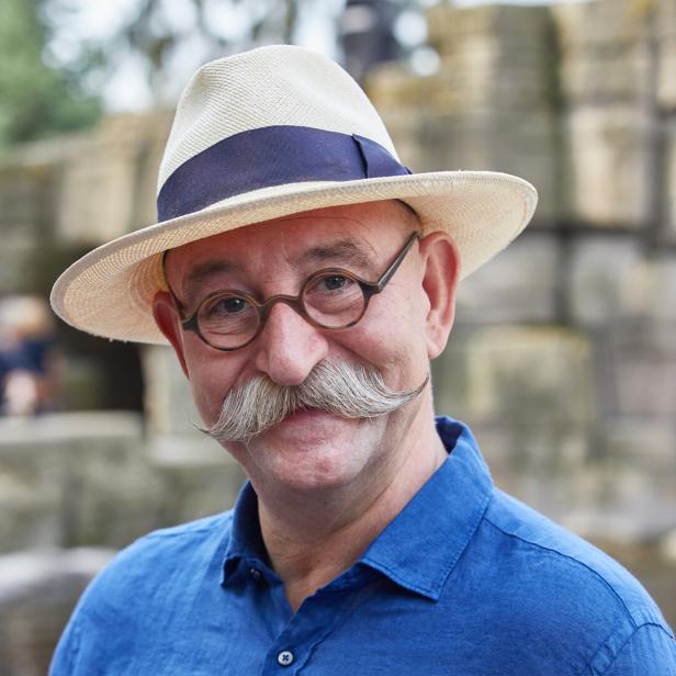 Porträt von Horst Lichter mit Hut und markantem Schnurrbart.