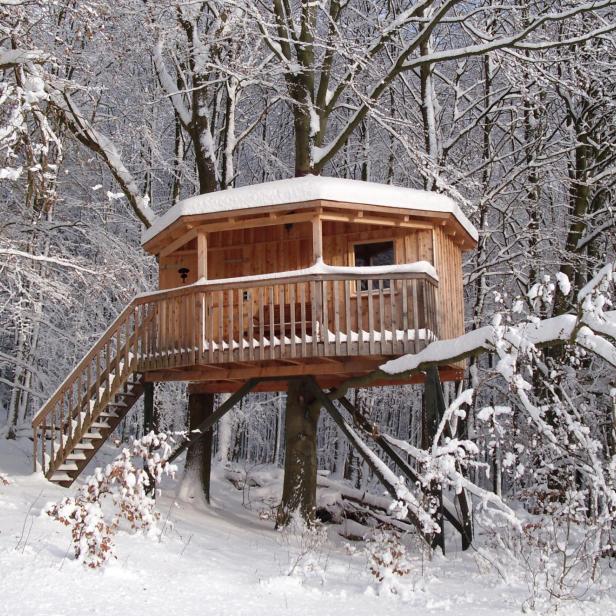 Das Baumhaushotel Solling im Winterwald, eines der Top 10 Glamping-Ziele.