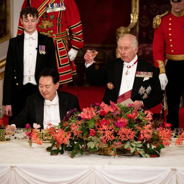 Die britischen Royals bei einem Staatsbankett, König Charles macht einen Trinkspruch.