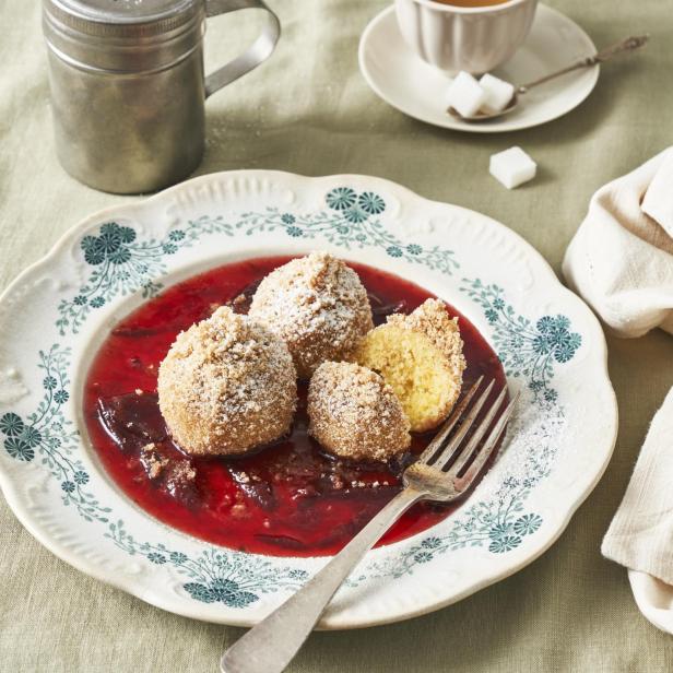 Topfenknödel mit Zwetschkenröster.