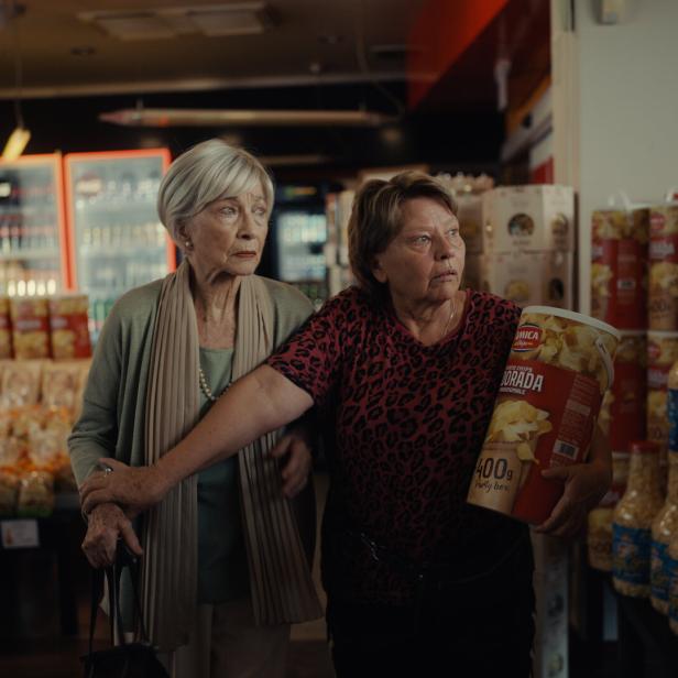 Margarethe Tiesel (re.) versteckt sich mit Christine Ostermayer im Supermarkt: „80 Plus“