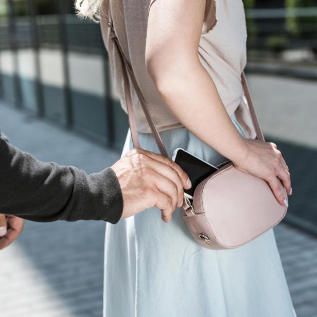 Dieb stiehlt Handy aus Tasche (Symbolbild).