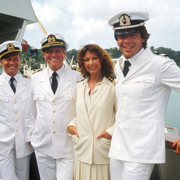 Besetzung der Fernsehserie „Love Boat“ posiert an Deck eines Schiffes.