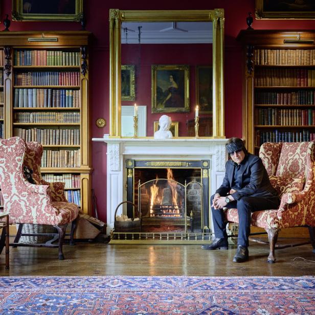Gottfried Helnwein in der Bibliothek seiner Villa in Irland.