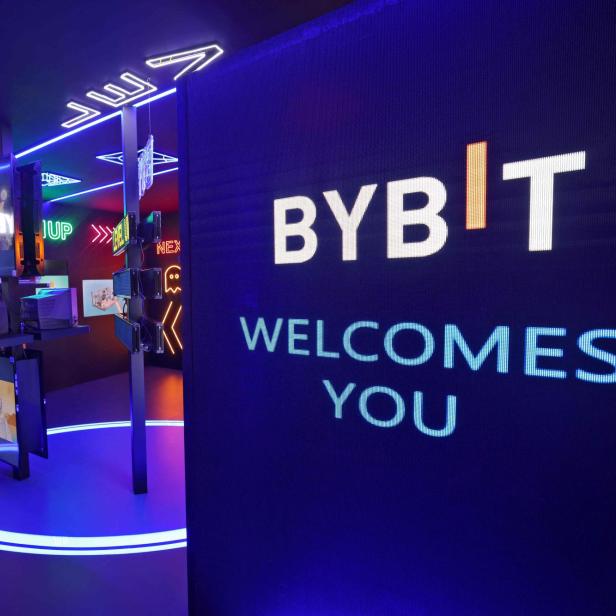 Ein Stand von Bybit auf der Art Dubai in den Vereinigten Arabischen Emiraten.