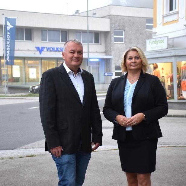 Ortsvorsteher Anton Geister und Bildungsstadträtin Doris Koch beim &quot;Schanza Eck&quot;